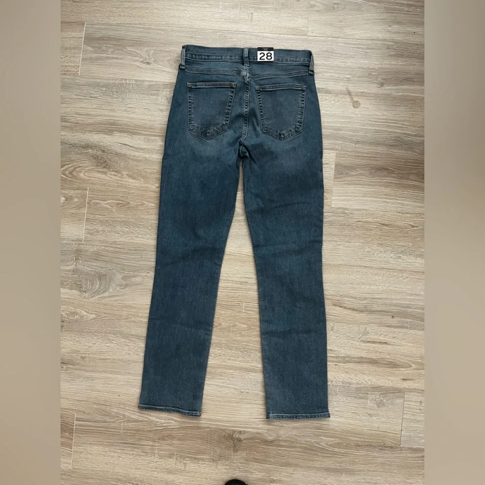 NWT GAP Women’s Classic Mid Rise Straight Jeans Medium Wash - Size 28/6 - Picture 7 of 8